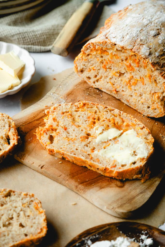 Karottenbrot mit Butter