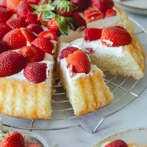 Erdbeer-Mascarpone-Kuchen angeschnitten