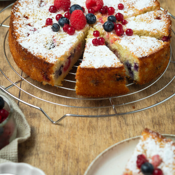 Grießkuchen mit Beeren ganz