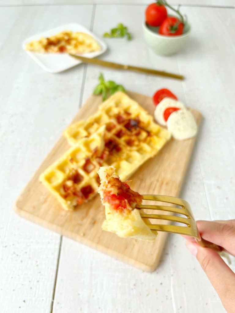 Herzhafte Waffeln mit Tomate und Mozzarella