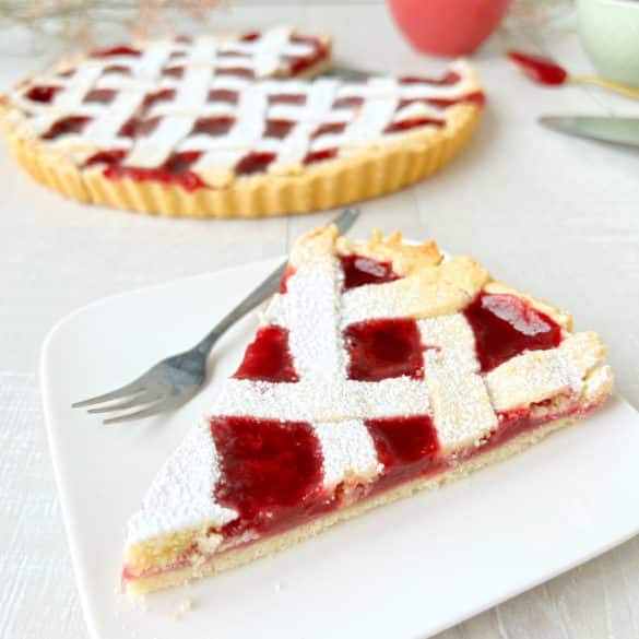 Crostata di marmellata mit Beerenkonfitüre