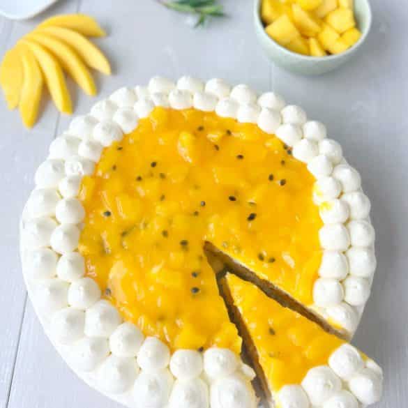 Mango-Maracuja-Torte dekoriert