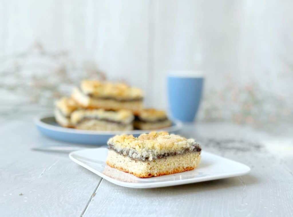 Mohn-Streuselkuchen angerichtet