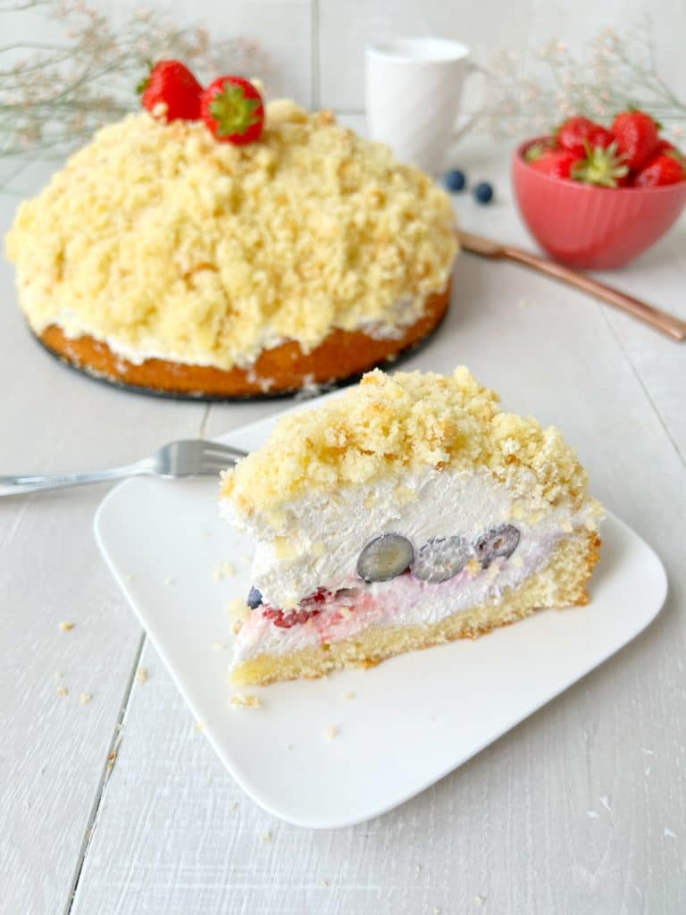 Sommerlicher Maulwurfkuchen mit Sahnefüllung