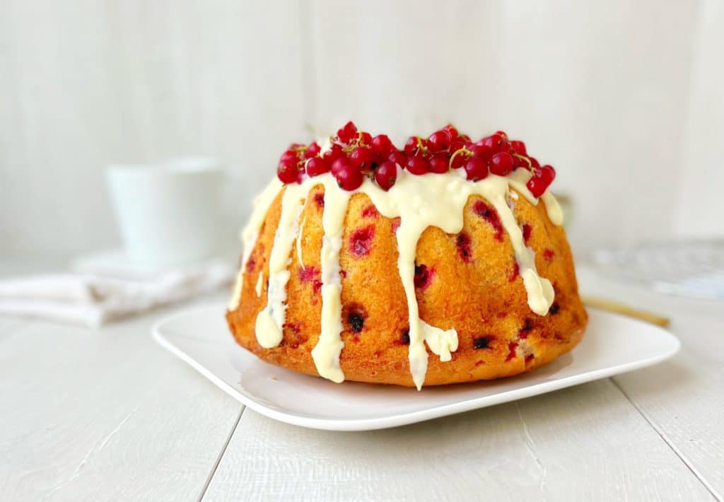 Johannisbeer-Gugelhupf mit weißer Schokolade! - Sheepysbakery