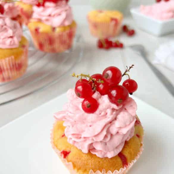 Johannisbeer-Cupcakes mit Frosting