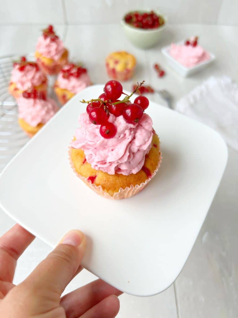 Johannisbeer-Cupcakes mit Johannisbeeren