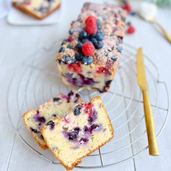 Beeren-Ricotta-Kuchen auf Kuchengitter