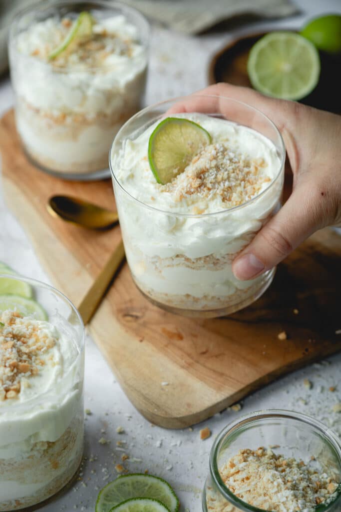 Limetten-Mousse mit Hand