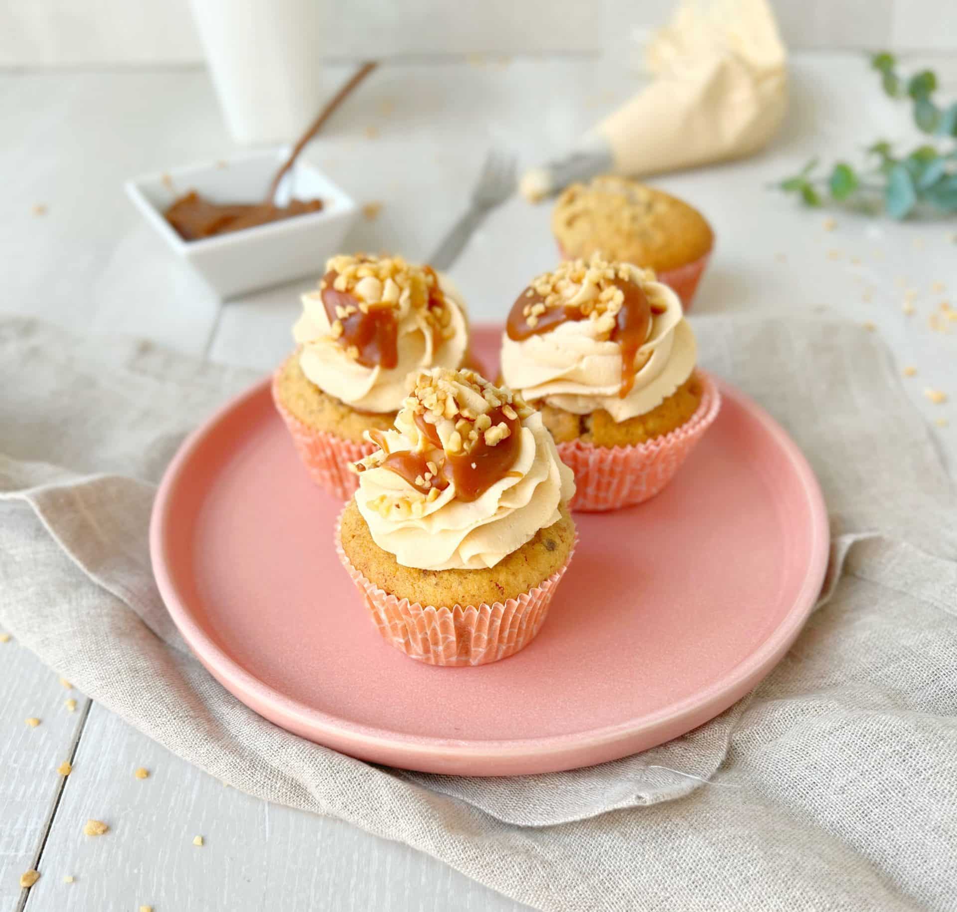 Nuss-Cupcakes mit süßem Karamellfrosting! - Sheepysbakery