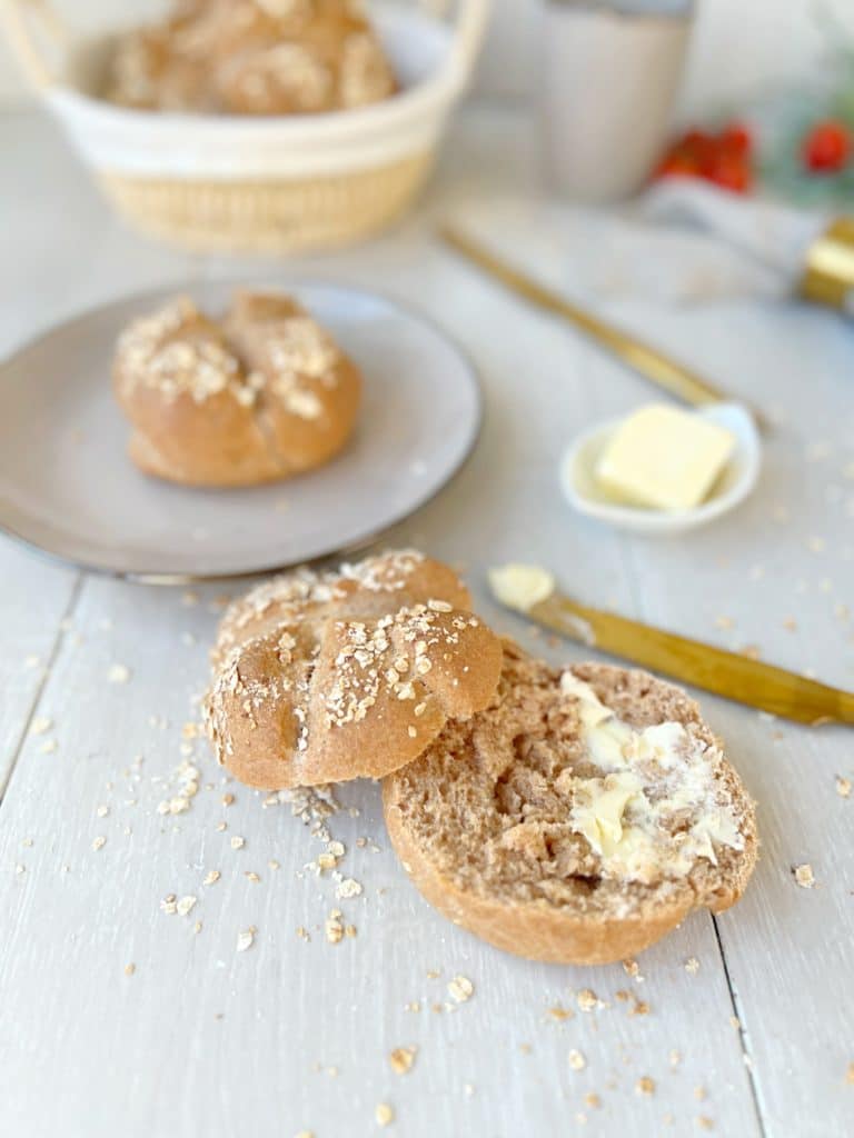 Vollkornbrötchen mit Butter