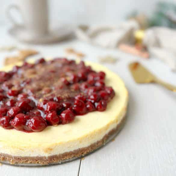 Winterlicher Käsekuchen mit Kirschen