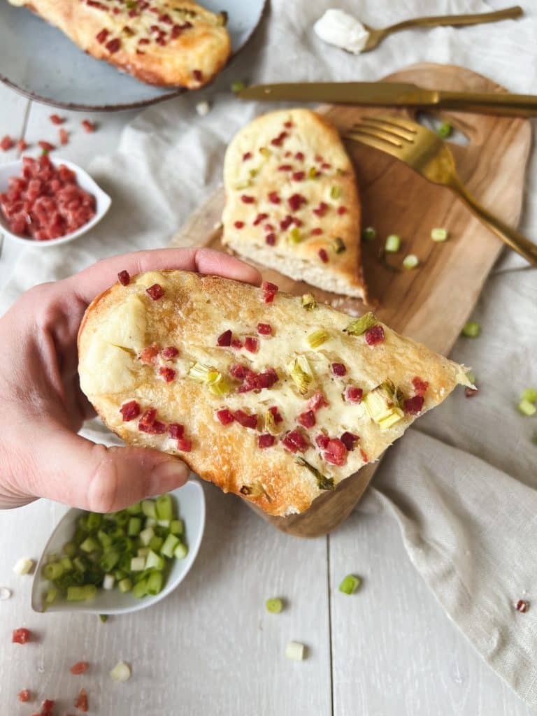 Flammkuchen-Laugenstangen Hand