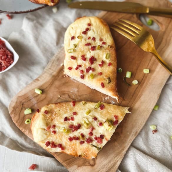 Flammkuchen-Laugenstangen aufgeschnitten