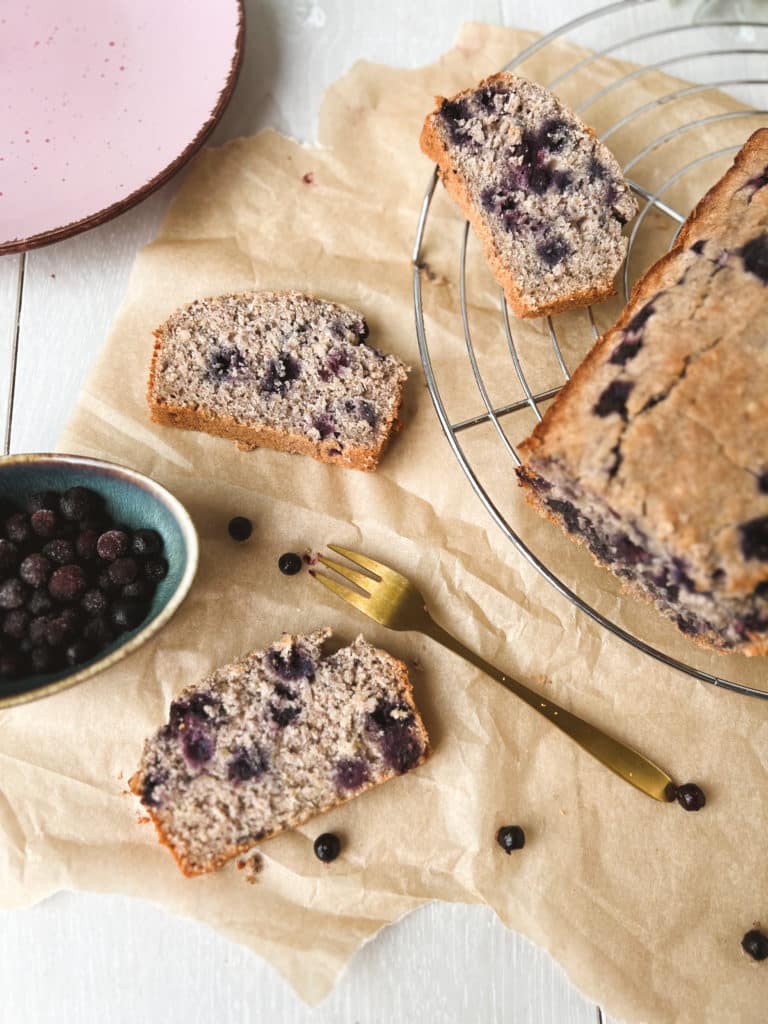 Gesunder Blaubeerkuchen in Scheiben