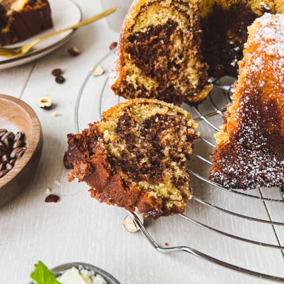 Kaffee-Nuss-Kuchen angeschnitten