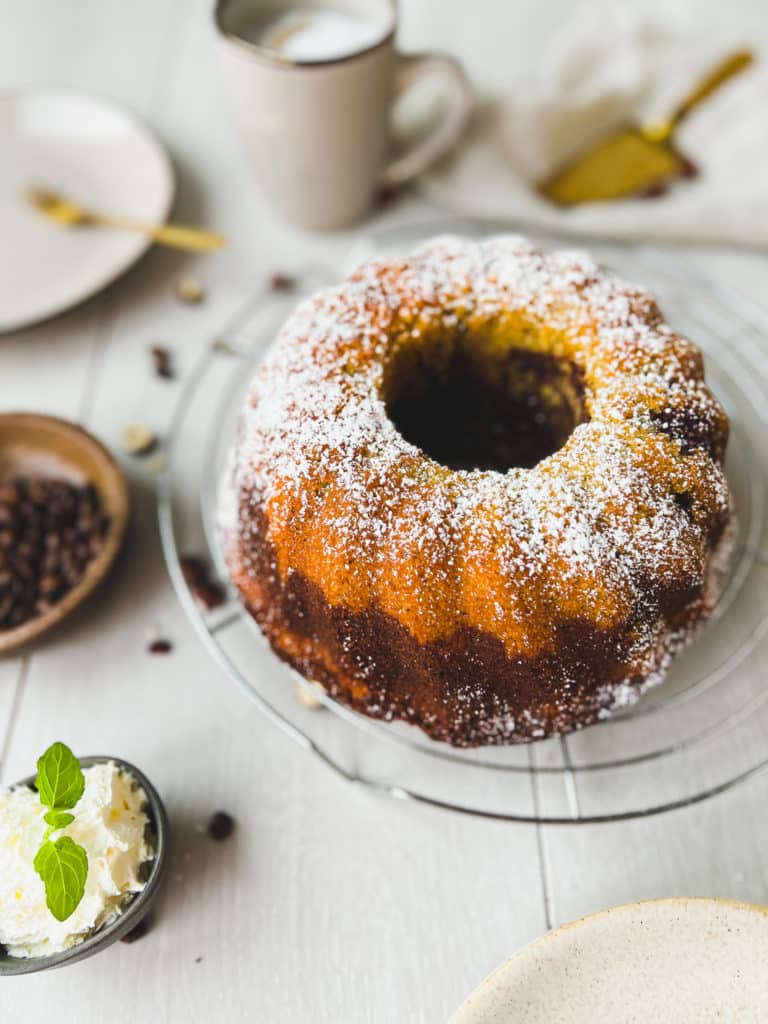 Kaffee-Nuss-Kuchen ganz