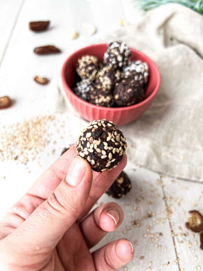 Kakao-Cashew-Balls mit Sesam