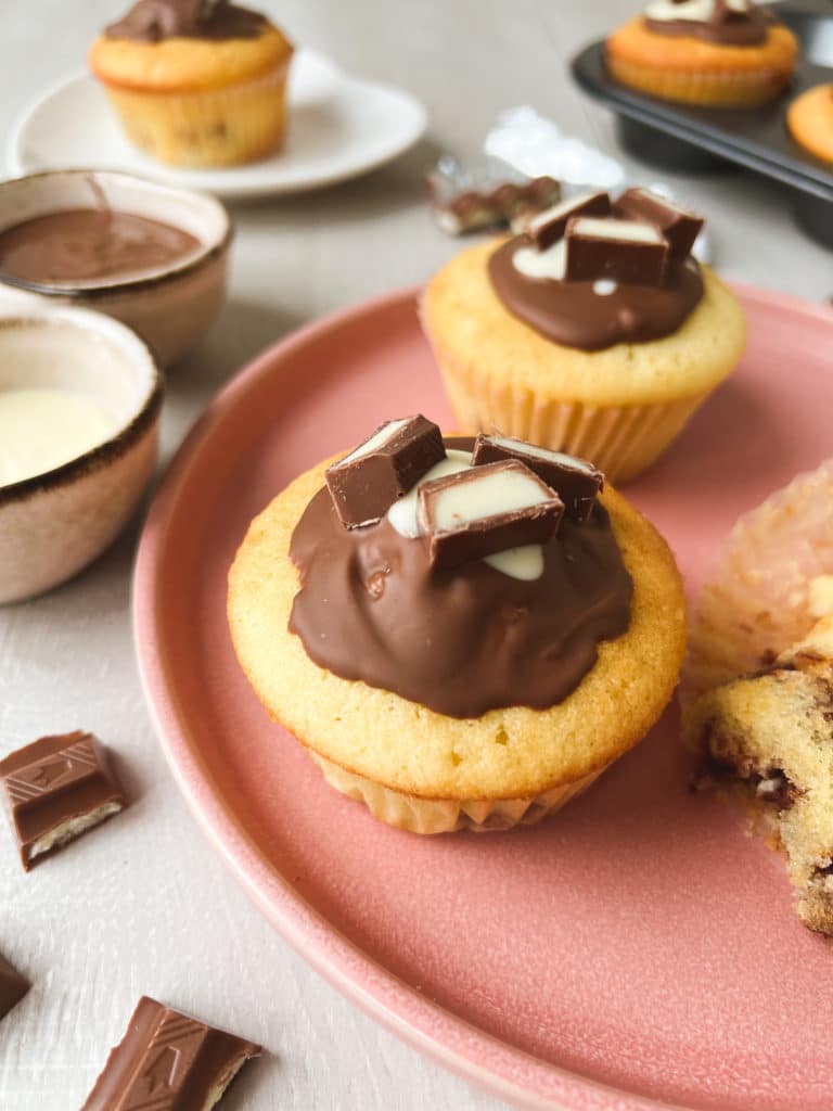 Kinderschokolade-Muffins angerichtet