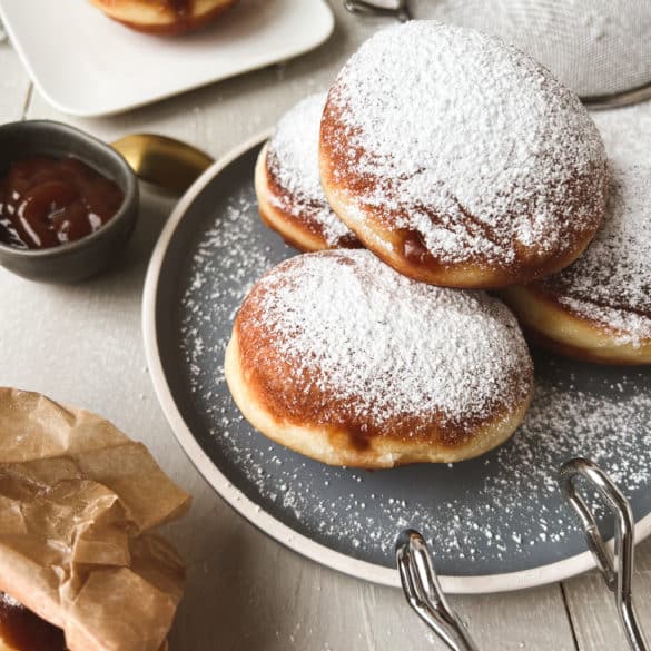 Krapfen mit Puderzucker