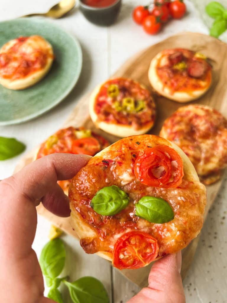 Mini-Pizzen aus Quark-Öl-Teig