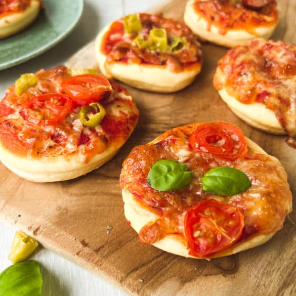 Mini-Pizzen mit Tomate