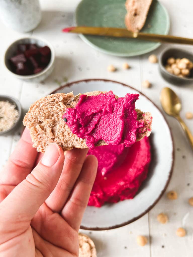 Rote Beete-Hummus auf Brot