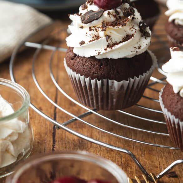 Schwarzwälder Kirsch Muffins angerichtet