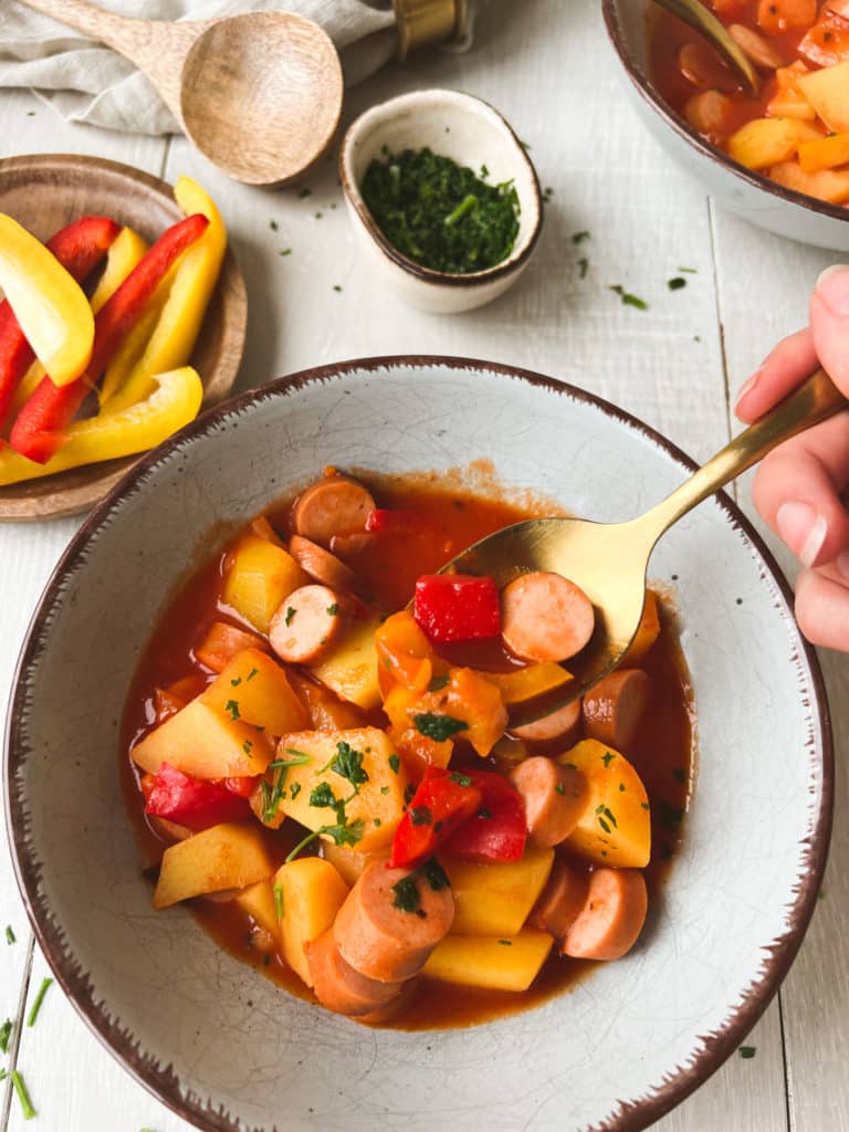 Würstchengulasch mit Löffel