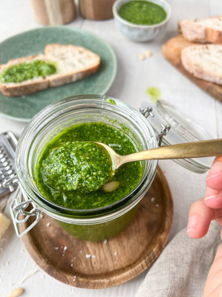 Bärlauchpesto mit Löffel