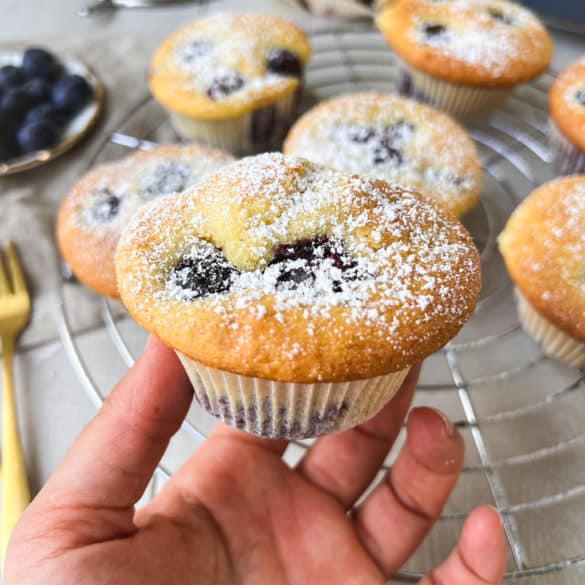 Blaubeermuffins in der Hand