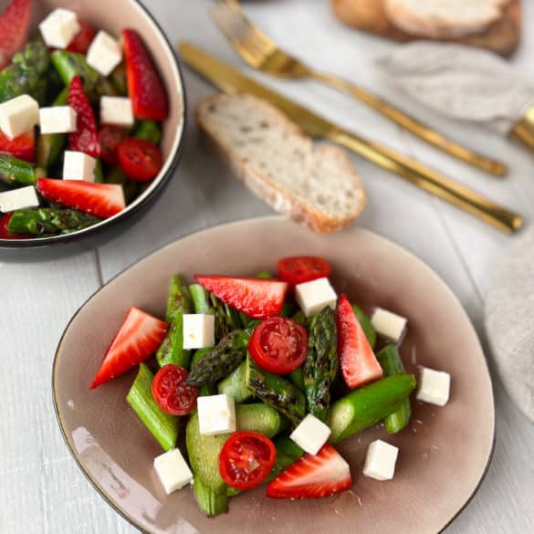 Grüner Spargelsalat mit Erdbeeren