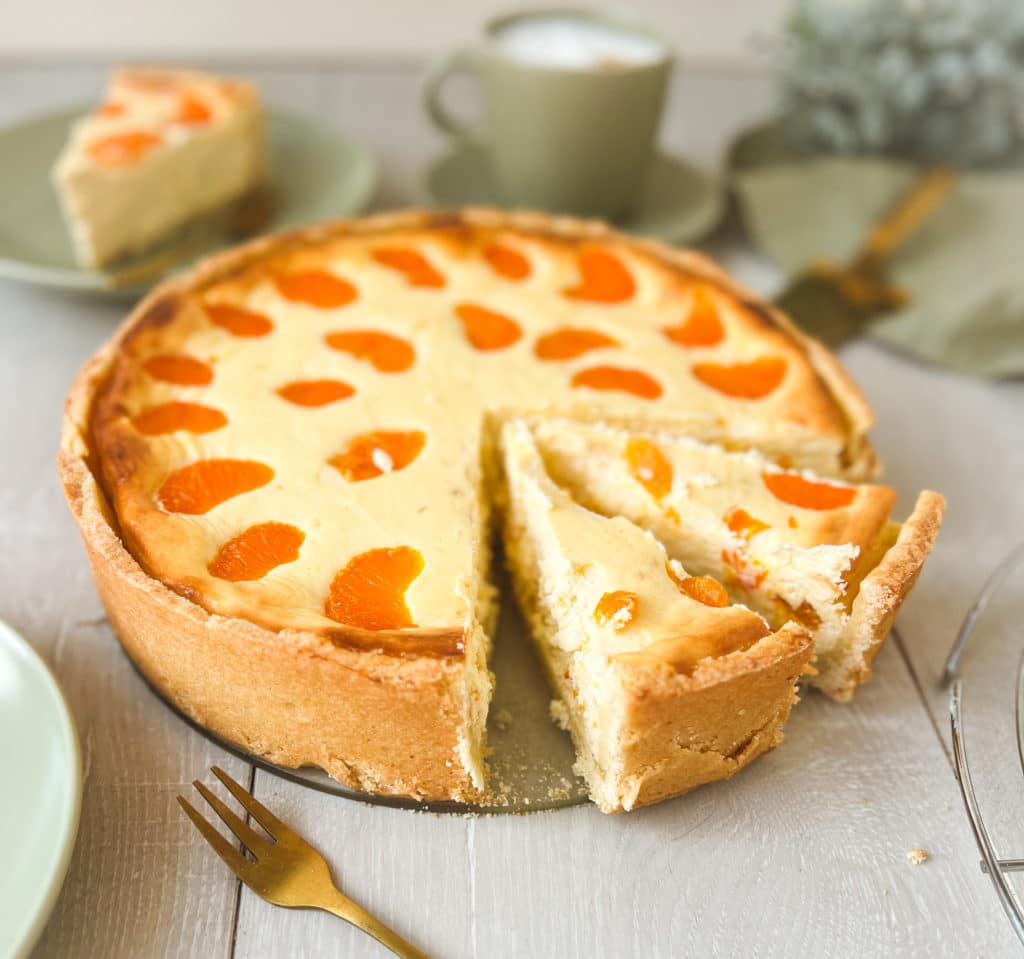 Käsekuchen mit Mandarinen angeschnitten