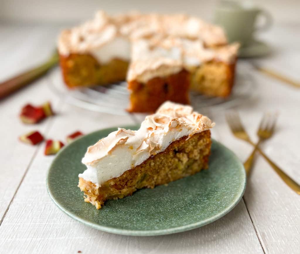 Rhabarberkuchen mit Baiser Stück