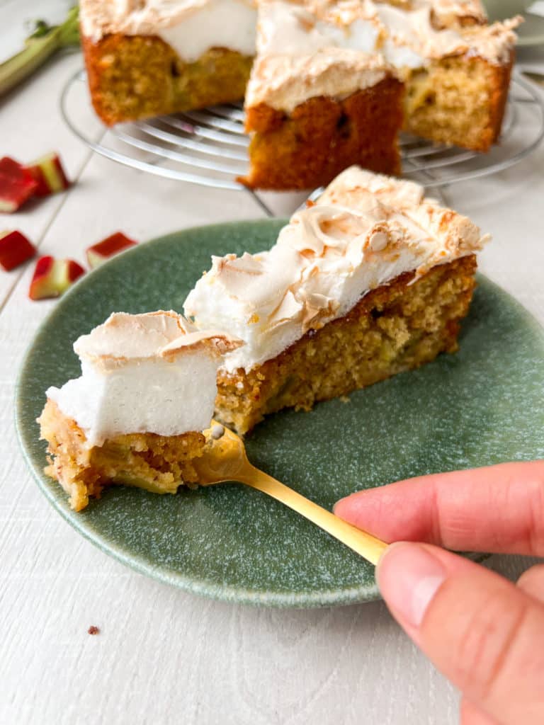 Rhabarberkuchen mit Baiser auf Teller