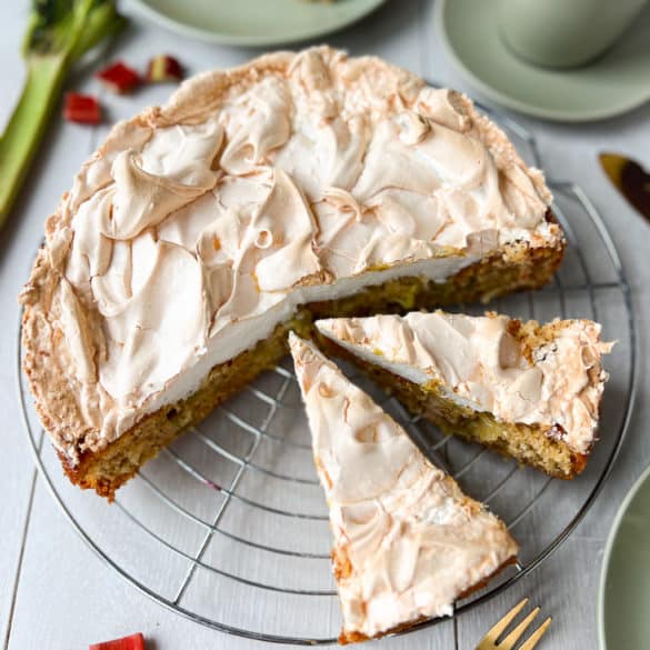 Rhabarberkuchen mit Baiser von oben