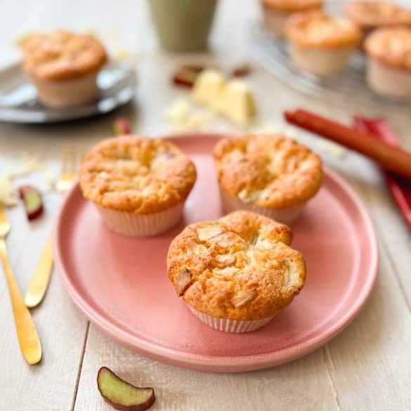 Rhabarbermuffins mit weißer Schokolade