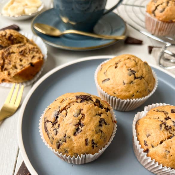 Schoko-Bananen-Muffins angerichtet