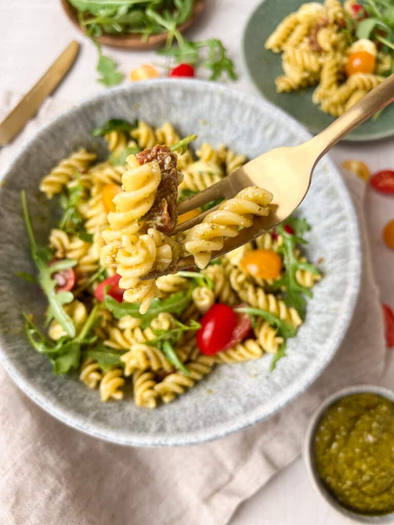 Italienischer Nudelsalat mit Gabel