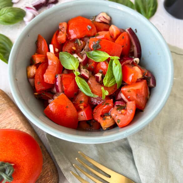 Tomatensalat angerichtet