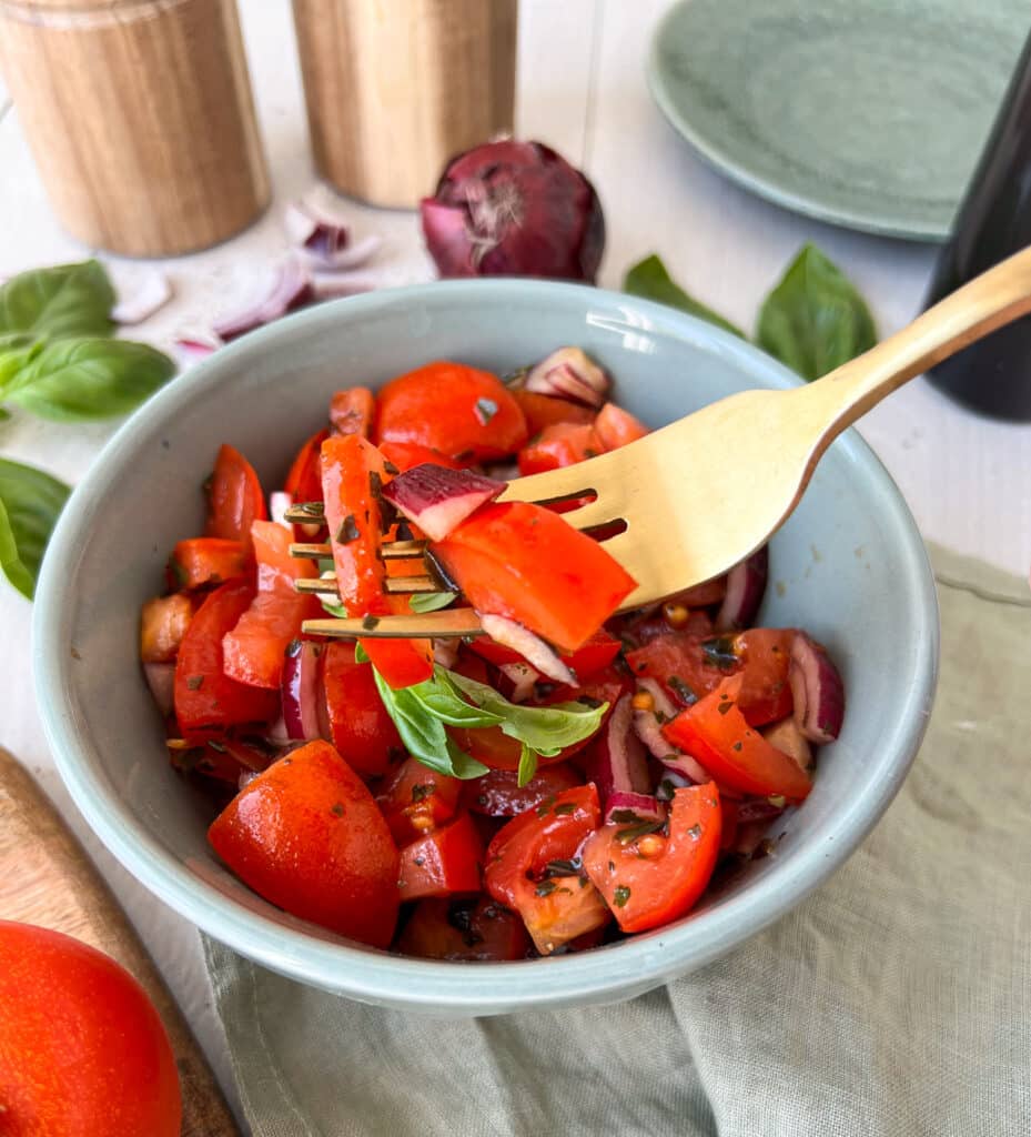 Tomatensalat mit Gabel