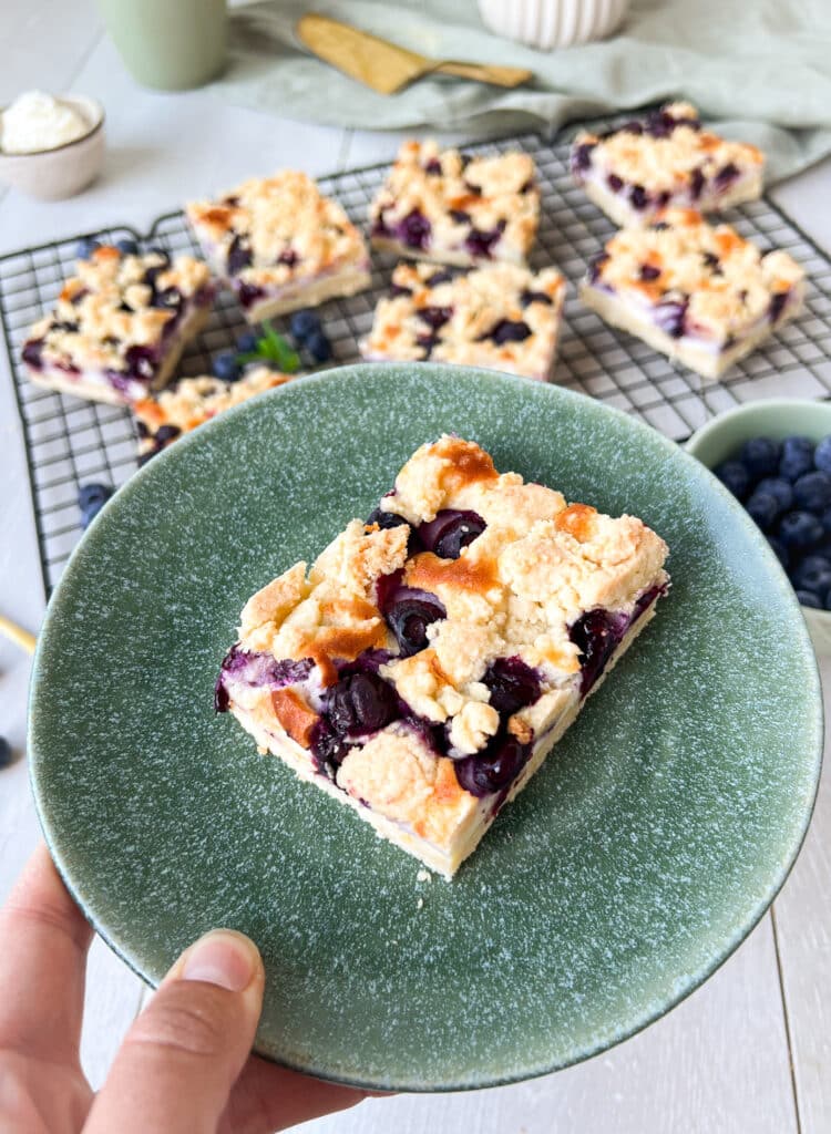 Blaubeer-Käsekuchen auf Teller