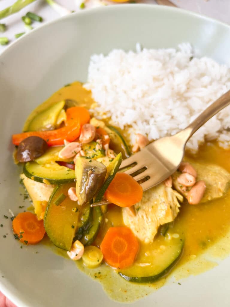 Hähnchen Curry mit Reis angerichtet