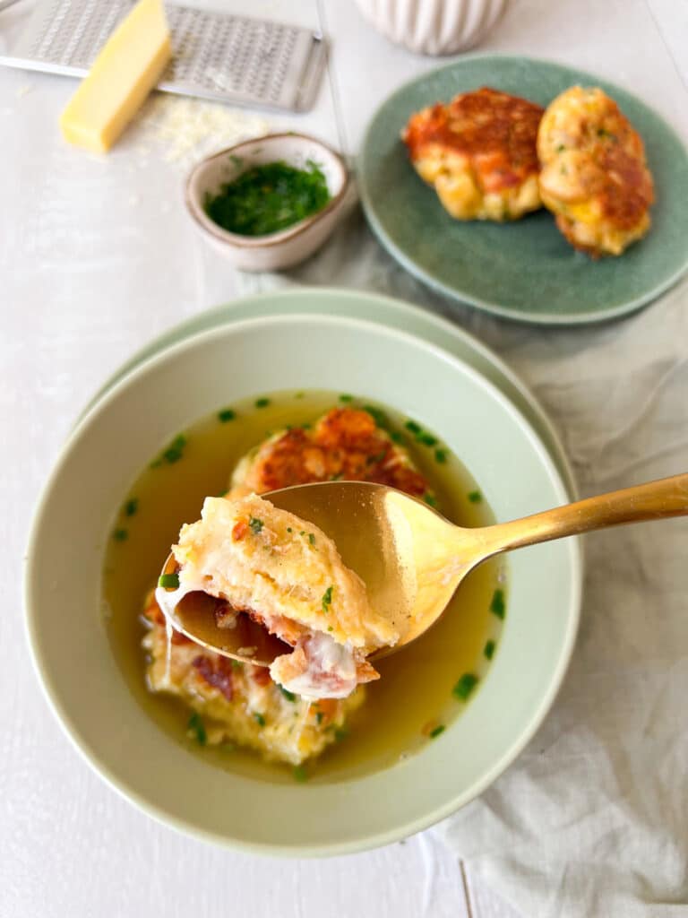 Kaspressknödel mit Löffel