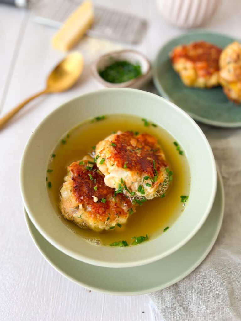 Kaspressknödelsuppe von oben