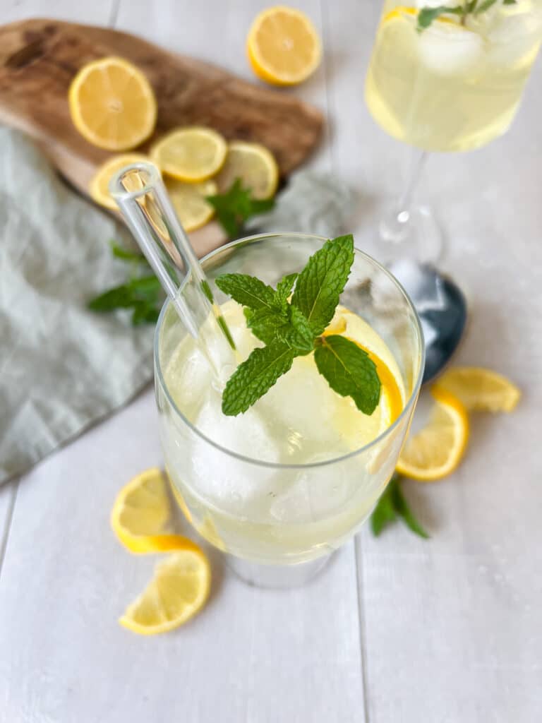 Limoncello Spritz mit Minze