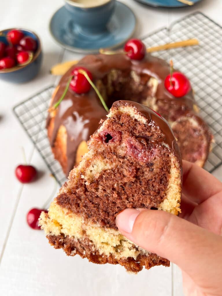 Marmorkuchen mit Kirschen nah