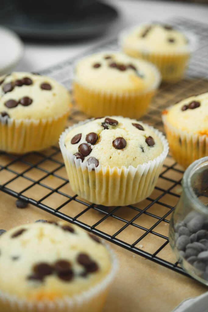 Saftige Muffins mit Schokostückchen seitlich