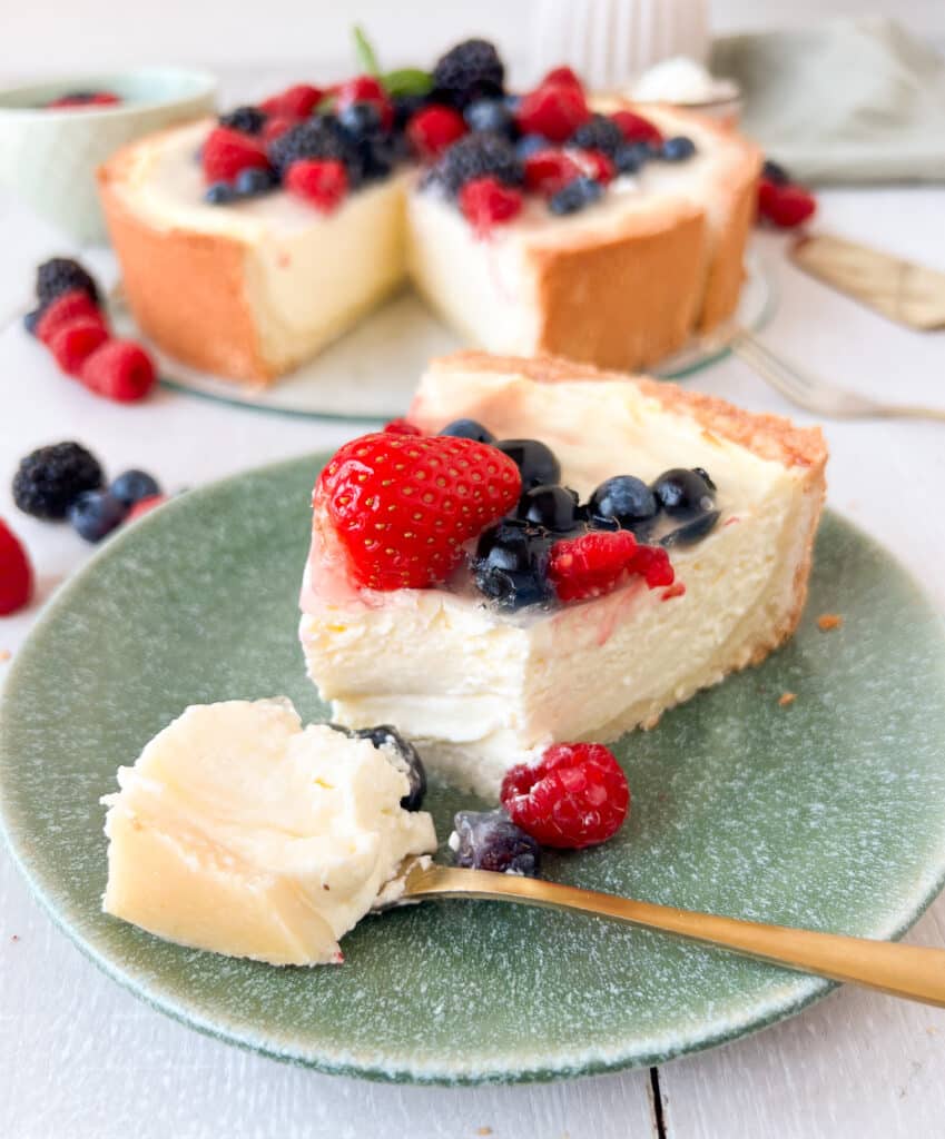 Schmandkuchen auf Teller