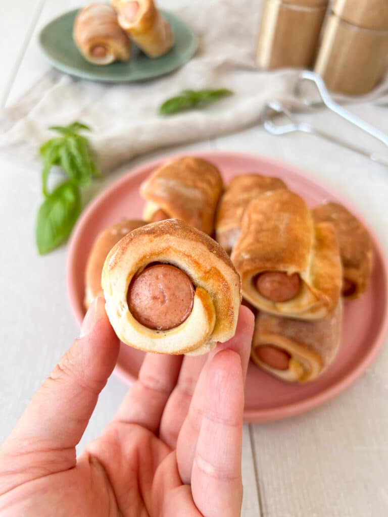 Würstchen im Schlafrock mit Hand